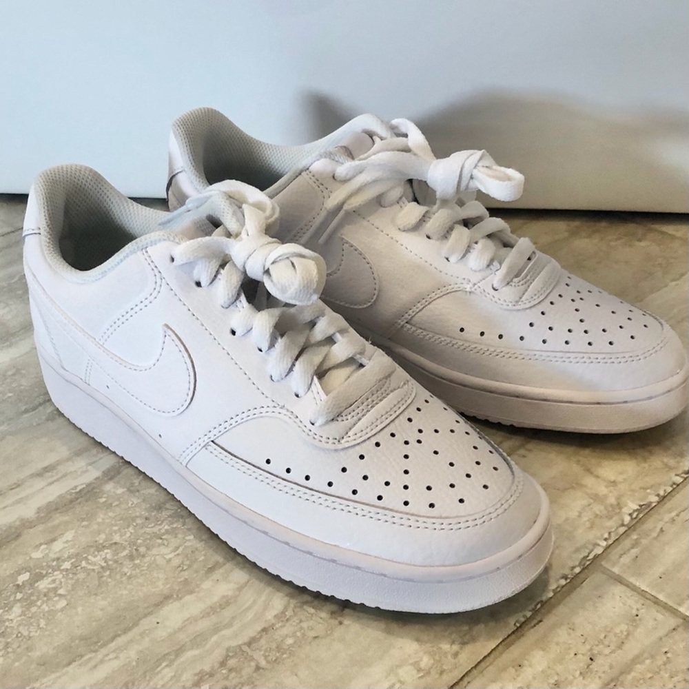 NIKE Court Vision Low Sneaker